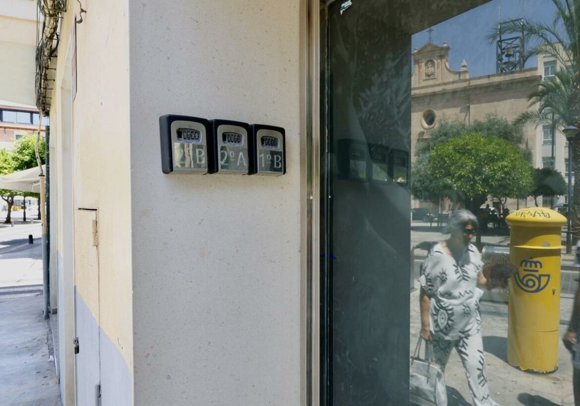 Eliminan 2.000 pisos turísticos irregulares de Airbnb en la Región de Murcia
