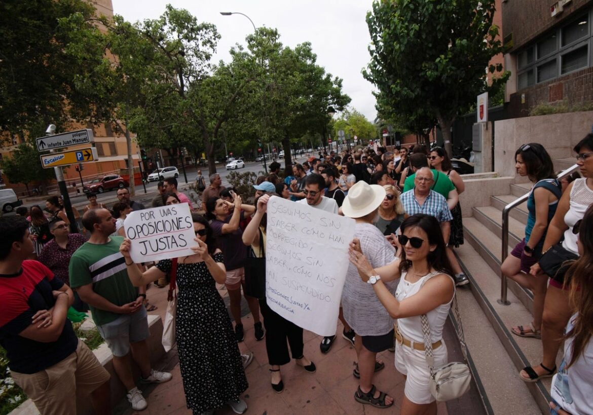 El modelo «obsoleto» de oposiciones docentes, a examen en Educación