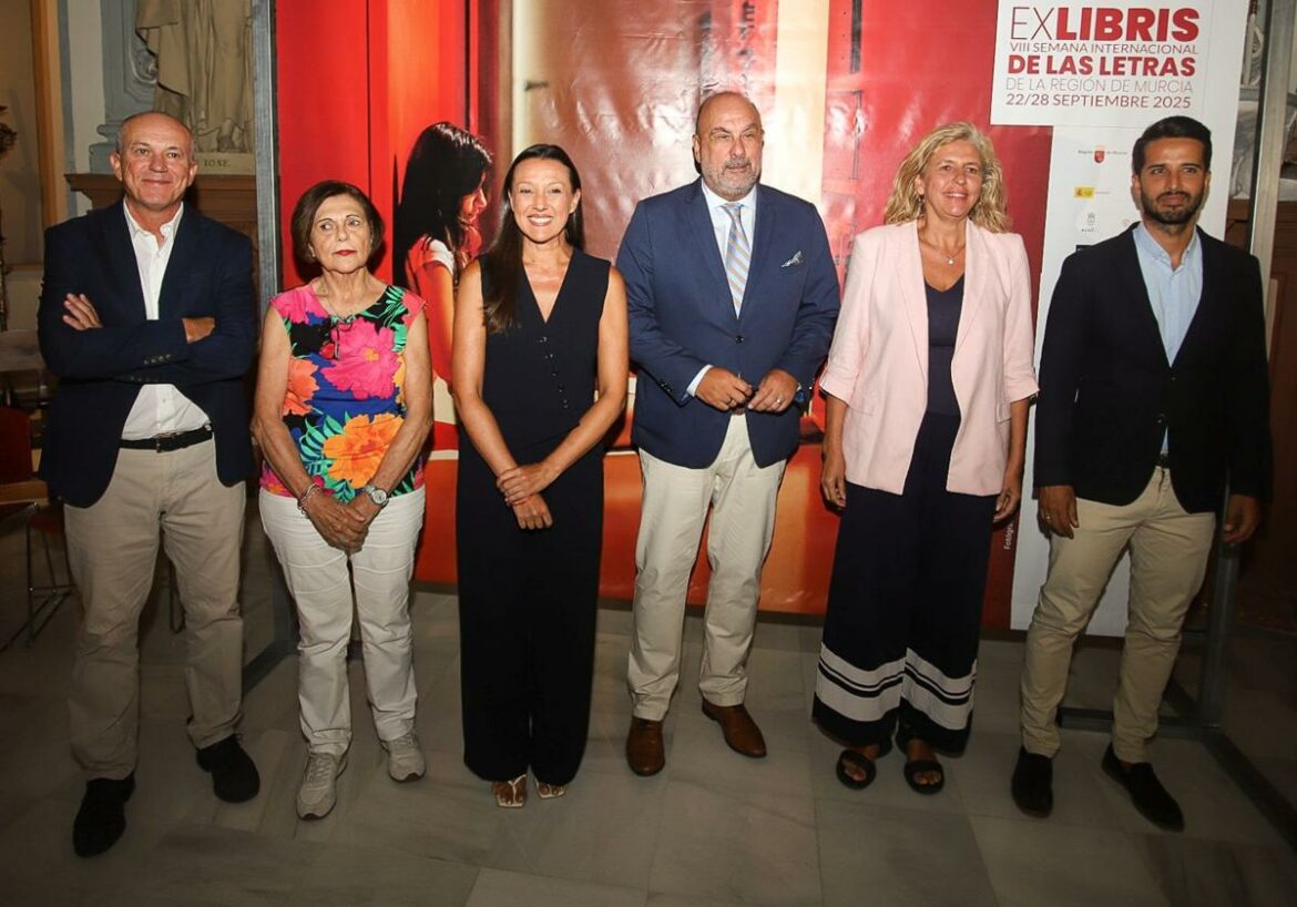 La Semana de las Letras de Murcia premia al escritor Mircea Cãrtãrescu, a la editorial Larousse y a la agencia Carmen Balcells