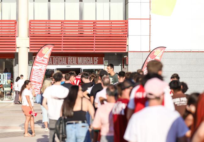 Largas colas a las puertas de la tienda del club en el Enrique Roca minutos antes de la presentaciín del delantero esloveno.
