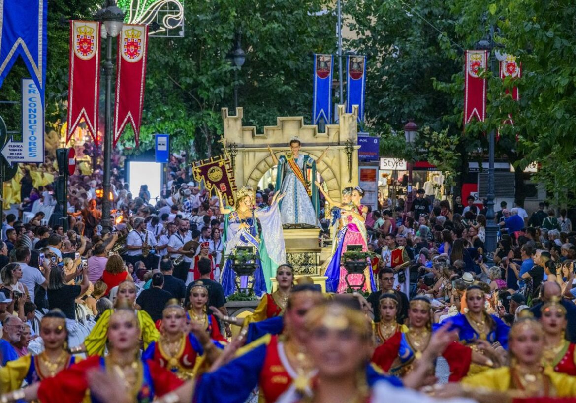 Moros y Cristianos sacan brillo a los 1.200 años de la ciudad en un cortejo histórico