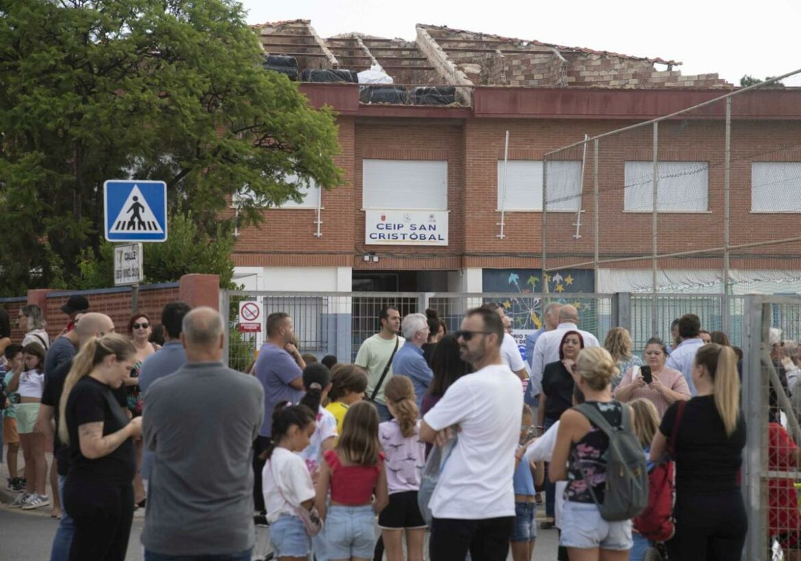Los padres de CEIP San Cristóbal de Cartagena se concentran contra los retrasos en la retirada del fibrocemento