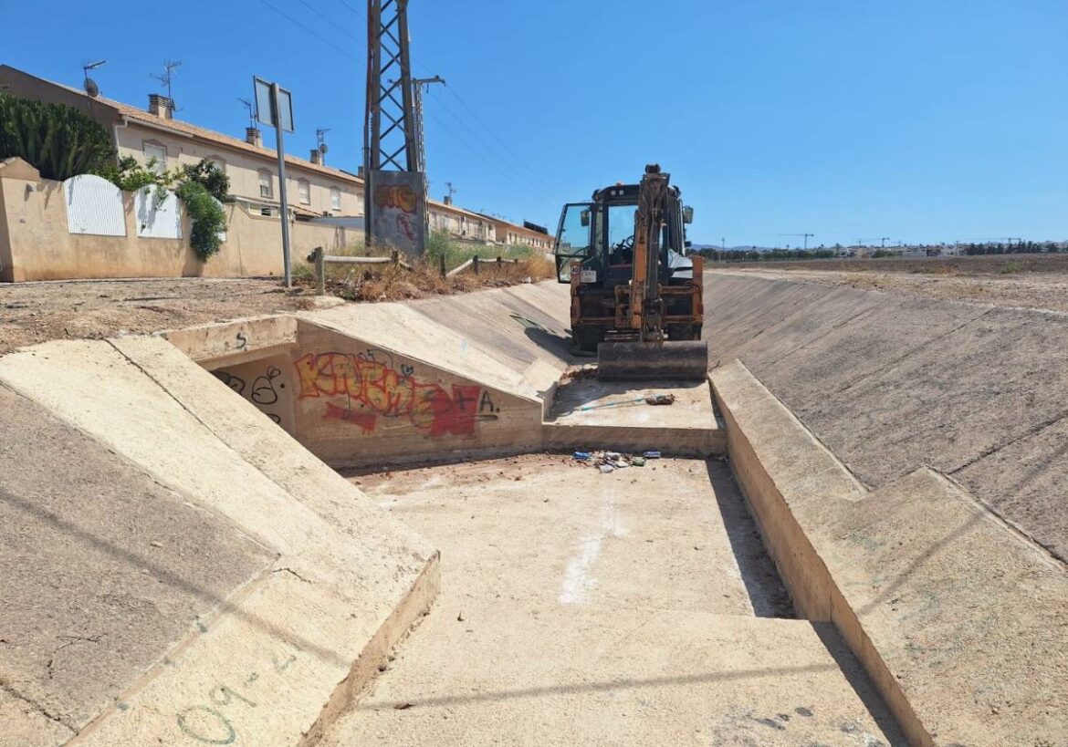 Aceleran los trabajos de limpieza en el área urbana de Los Alcázares ante el riesgo de episodios de lluvia