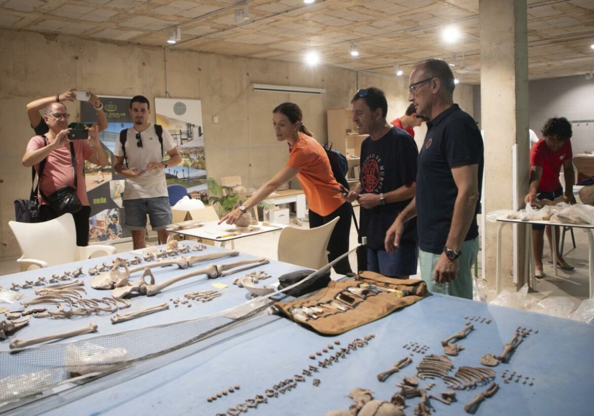 Hallan un horno tardorromano y más fosas islámicas en el yacimiento de la isla del Fraile