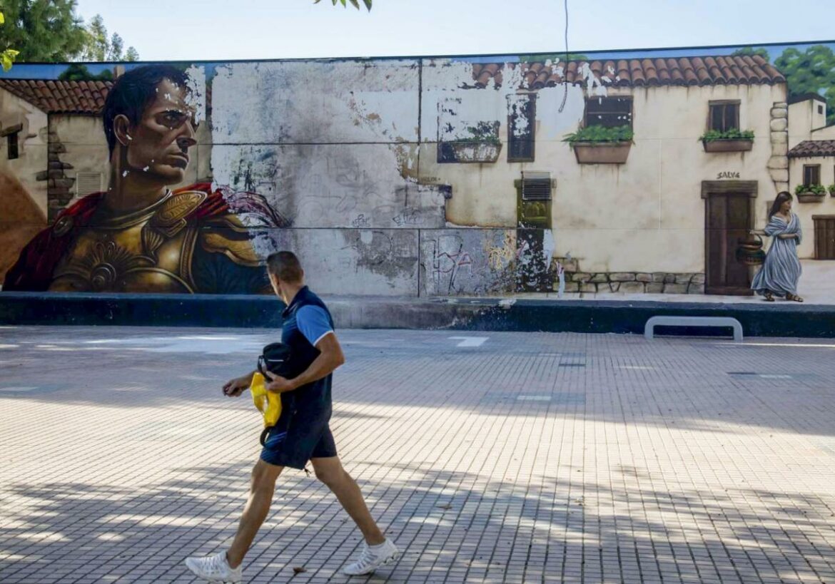 El artista Kato restaurará el mural romano de Cartagena que ardió en las fiestas de agosto