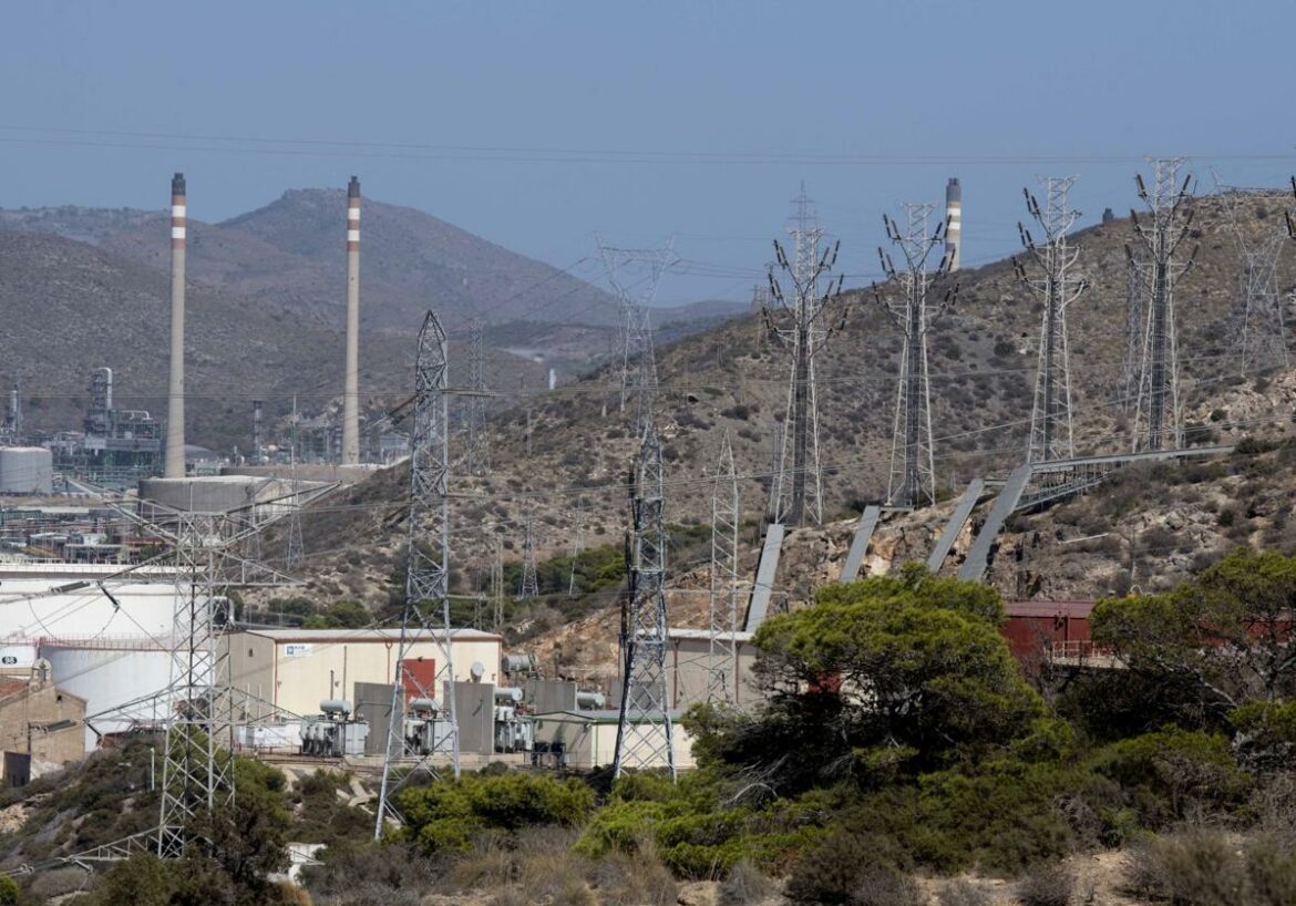 La saturación de la red eléctrica retrasa ya 24 proyectos de inversión y bloquea otros 19 en la Región