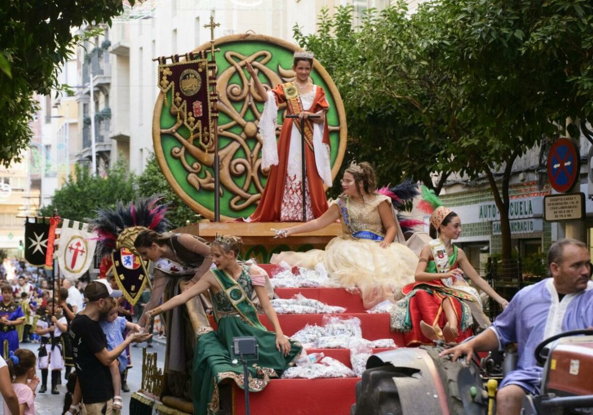 El desfile infantil convoca en el casco antiguo de Murcia a medio millar de pequeños Moros y Cristianos