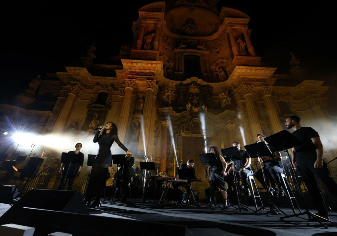La plaza Belluga de Murcia vibra en la medialuna escénica