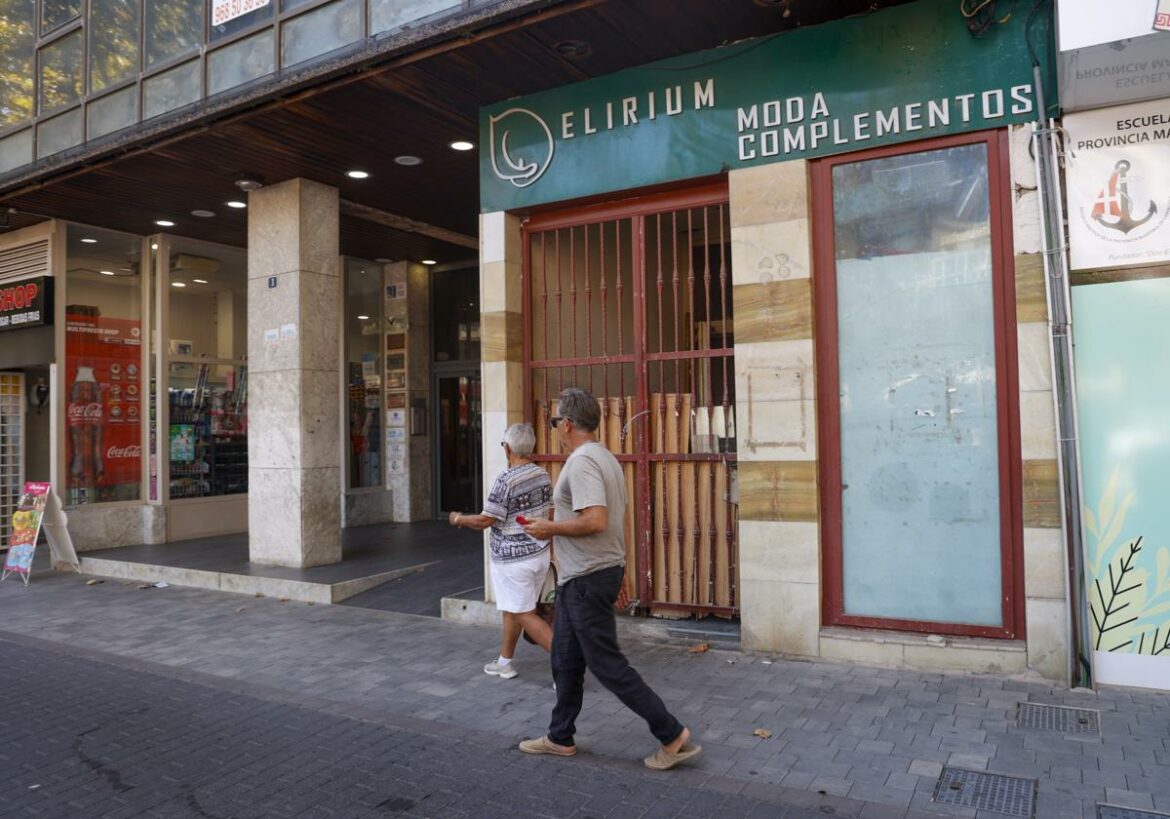 Un bajo comercial de Juan XXIII, en Cartagena, lleva más de diez años convertido en una casa okupa