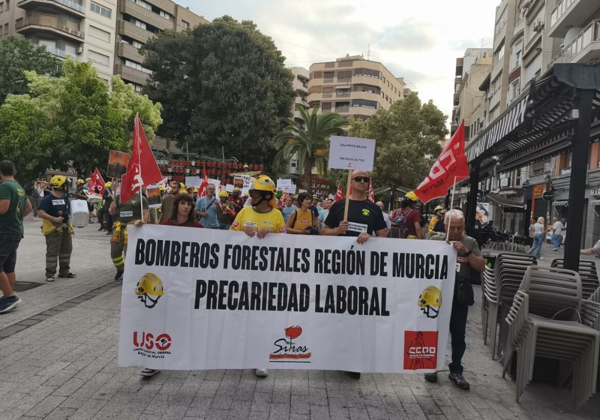 Las brigadas forestales vuelven a manifestarse en Murcia para denunciar precariedad laboral