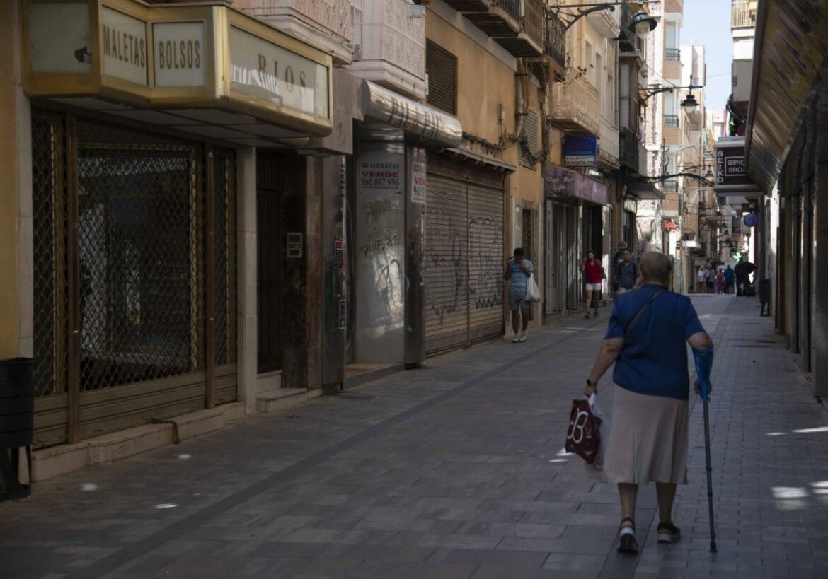 La calle San Fernando de Cartagena languidece con más de una veintena de comercios cerrados