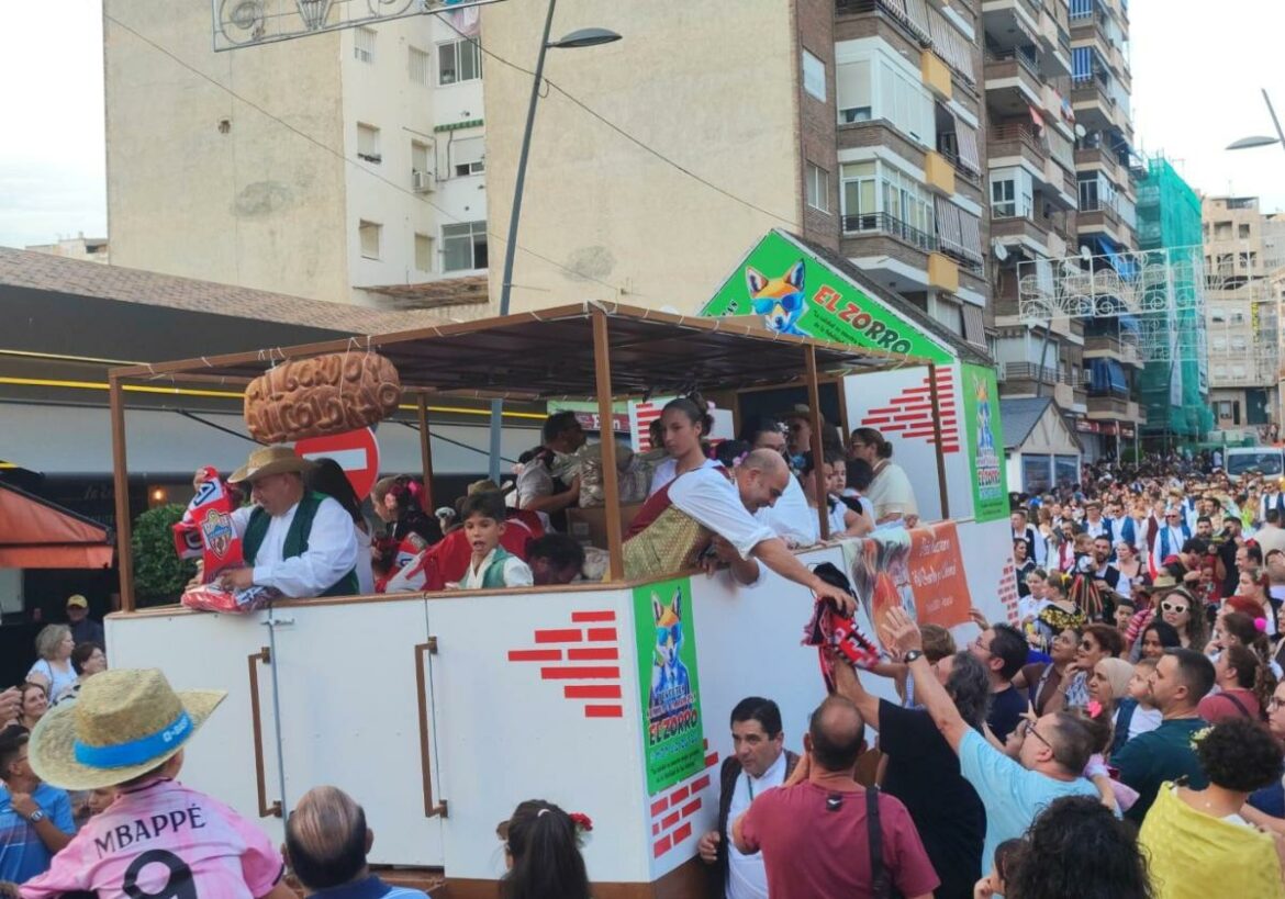 Más de un millar de huertanos inundan de diversión el centro de Abarán