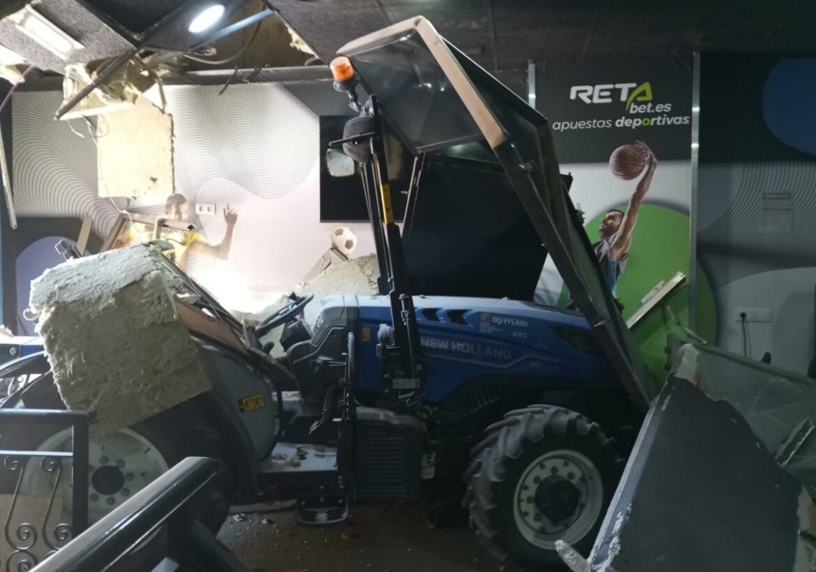Tres encapuchados desvalijan un salón de juegos de Murcia empotrando un tractor en su fachada