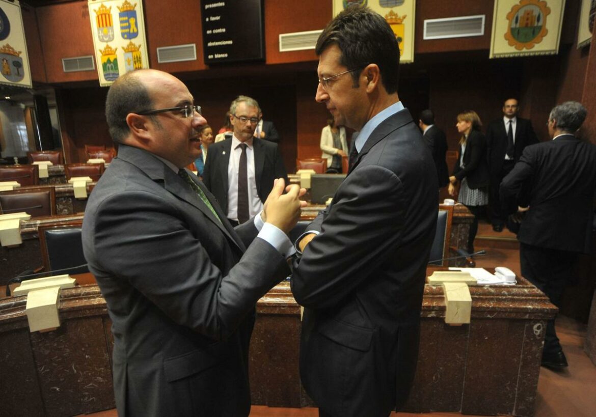 La caótica sucesión de Valcárcel acaba con penas de cárcel para los aspirantes