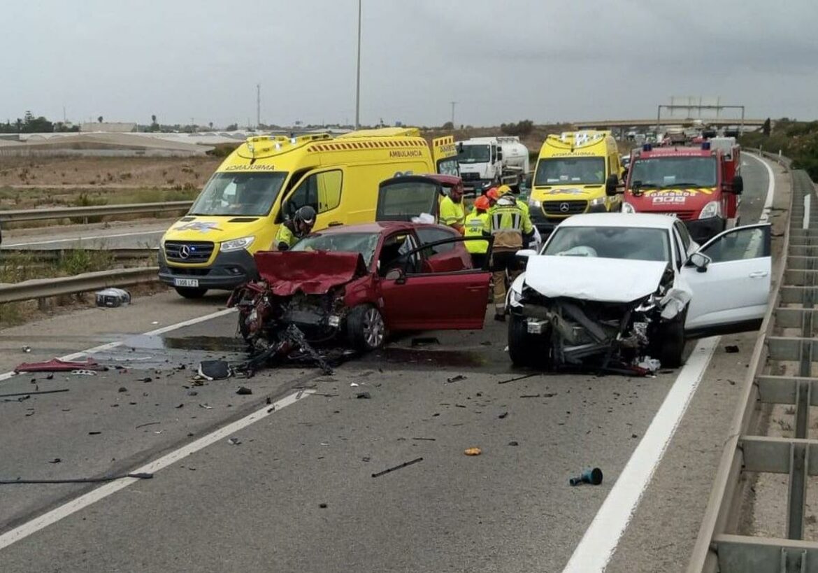 Dos conductores resultan heridos al chocar en San Pedro
