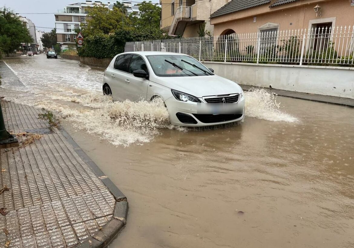 Rescate de conductores y carreteras cortadas por las fuertes lluvias en la Región