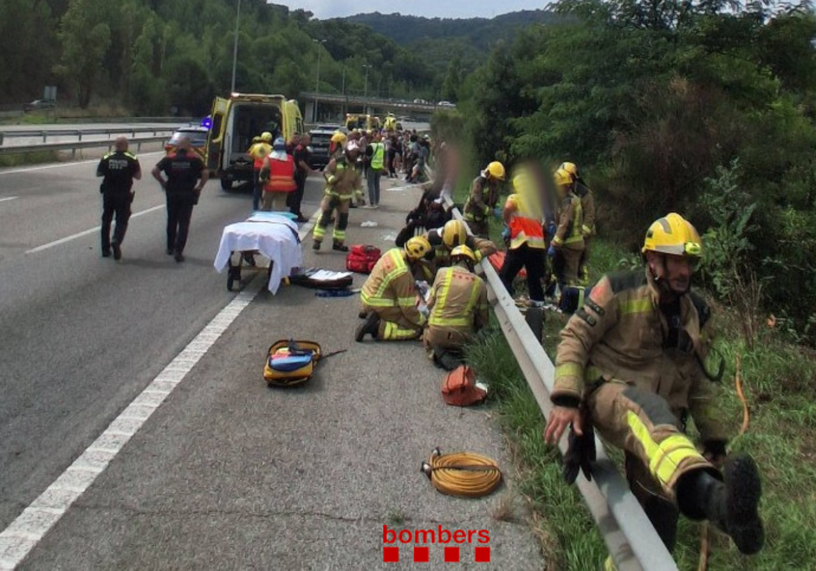 Dos heridos graves al volcar un autocar con 60 pasajeros en Barcelona