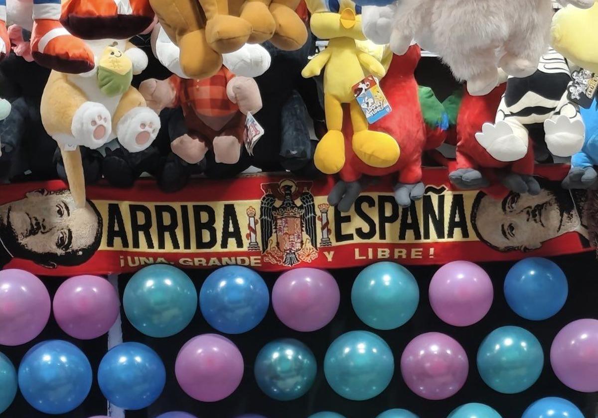 Un puesto de la Feria de Murcia con simbología franquista.