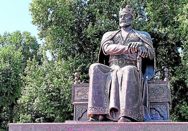 Estatua de Tamerlán, en Samarcanda.