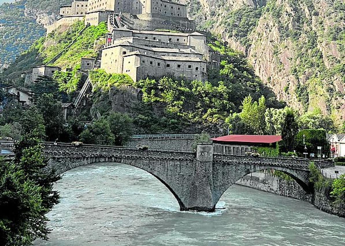 Imagen secundaria 1 - Descenso de los Alpes por el valle d'Aosta. | Fortaleza de Brad. | Río Magra a su paso por Sarzana.