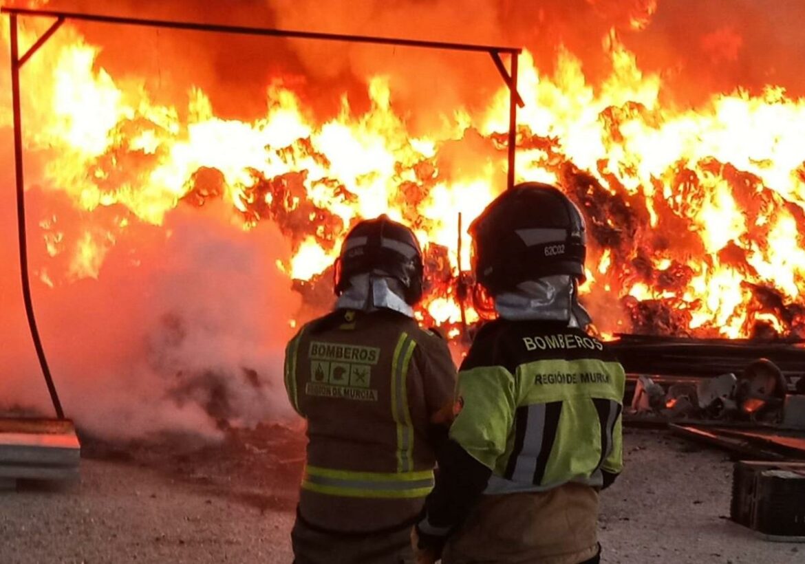 Controlan un incendio en una planta de reciclaje en Fortuna