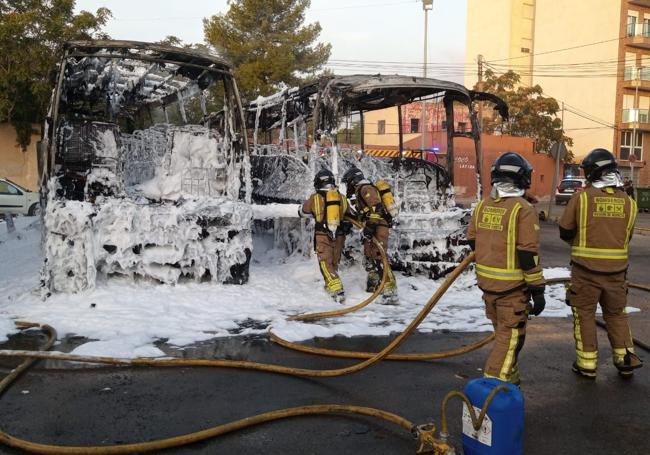Un incendio calcina tres autobuses en Jumilla