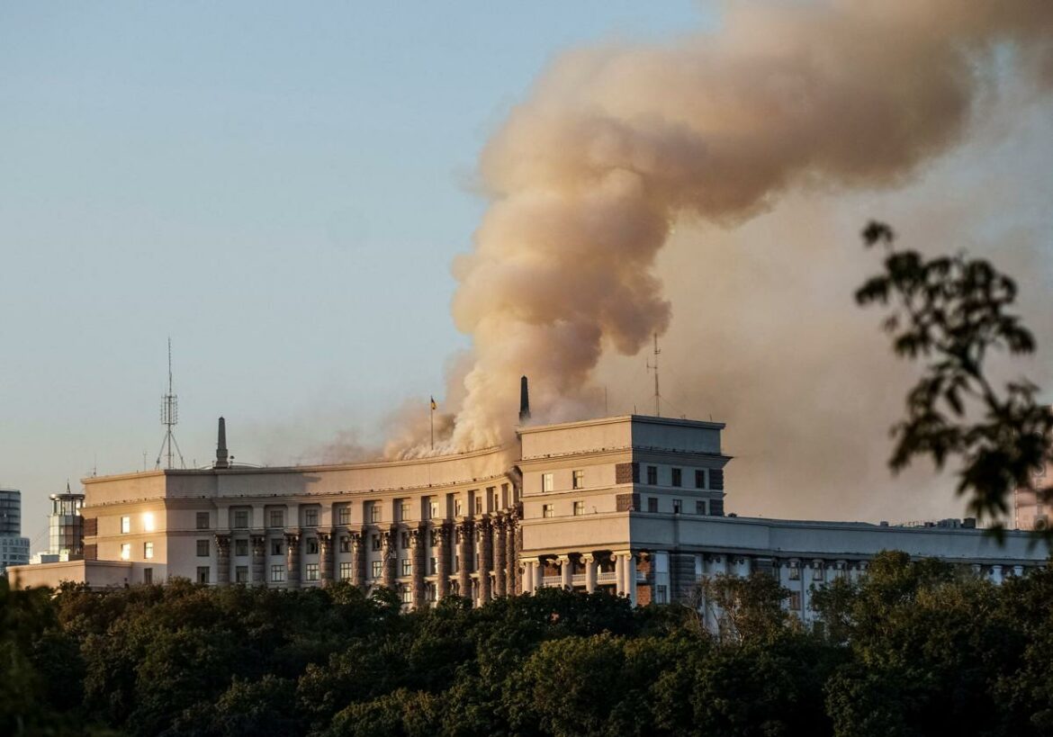 Rusia se ensaña con Ucrania: dispara más de 800 drones y misiles e incendia la sede del Gabinete de Ministros en Kiev