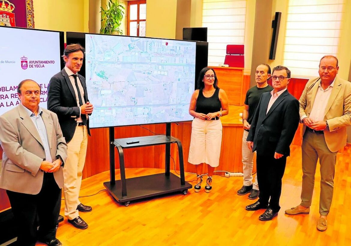 Las obras para desdoblar la carretera de Yecla hacia Villena empezarán el próximo verano