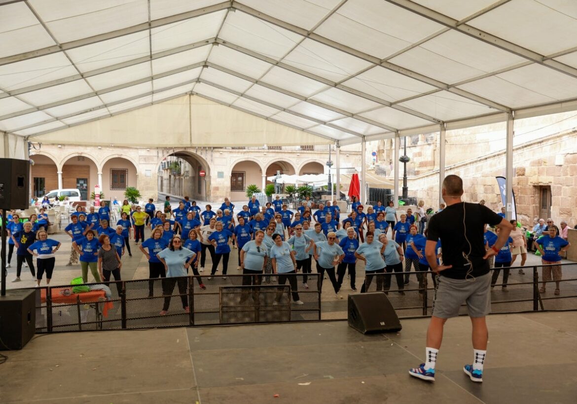 Gimnasia al ritmo de la música en la Semana del Mayor de Lorca