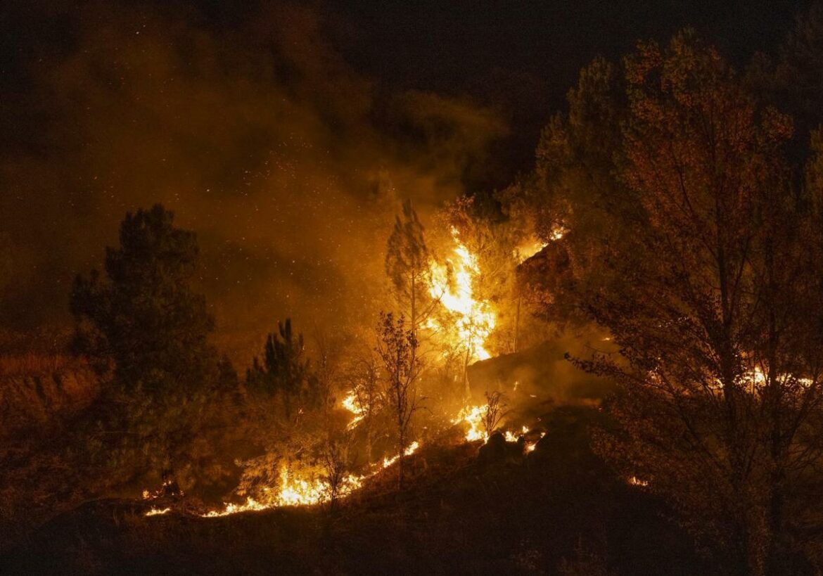 Un nuevo incendio en A Fonsagrada eleva a tres los activos en Galicia