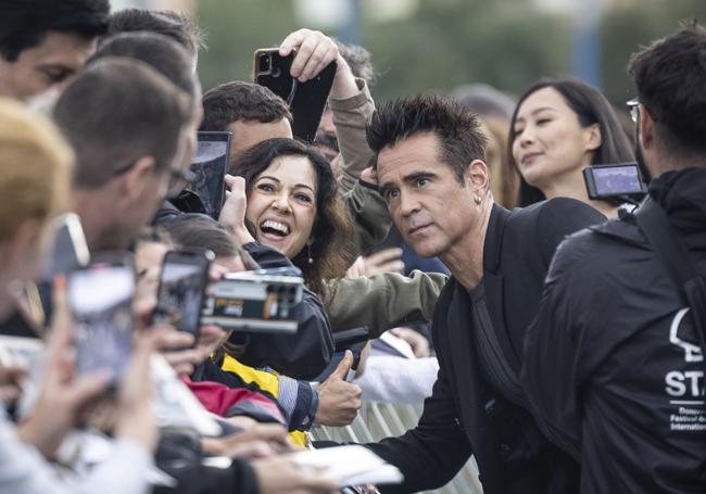 Colin Farrell se fotografía con fans en San Sebastián.