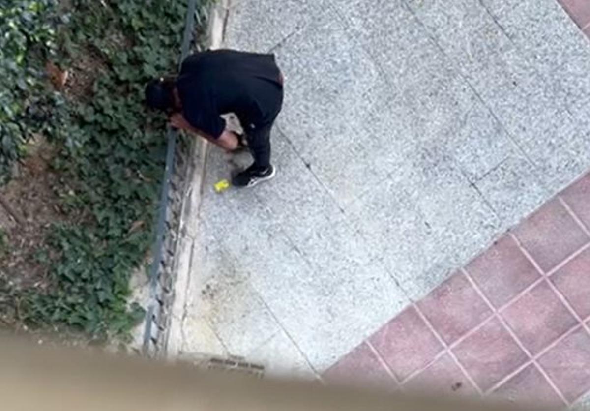 Imagen principal - Los residentes denuncian consumo de drogas a plena luz del día.