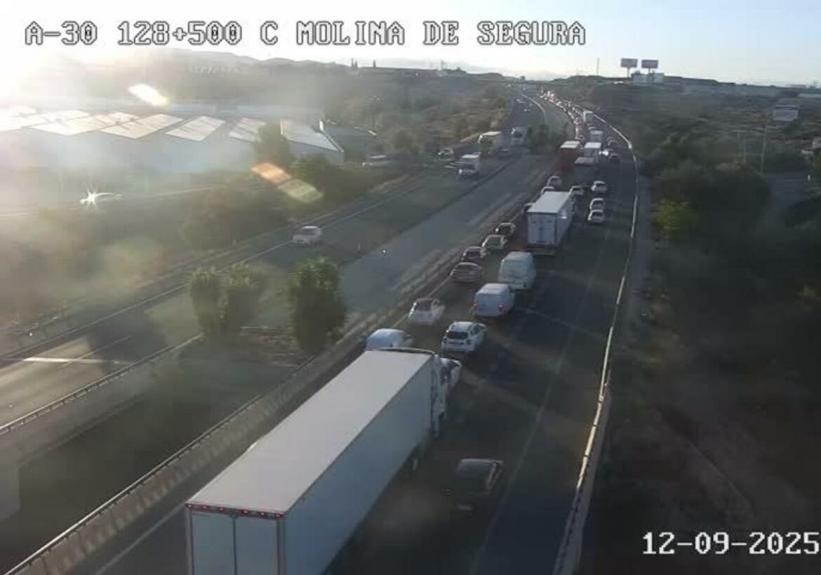Ocho kilómetros de retenciones en la autovía A-30 a la altura de Molina de Segura