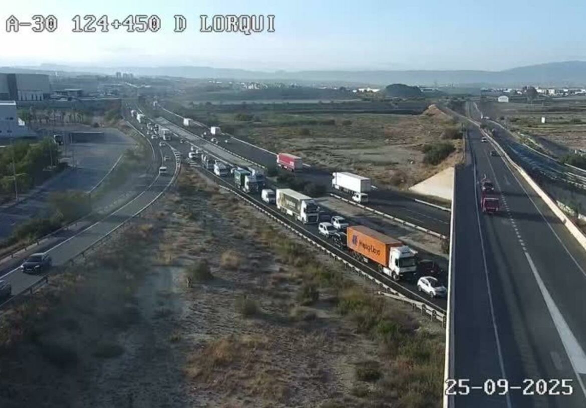 Un accidente múltiple provoca retenciones en la autovía A-30 a la altura de Lorquí