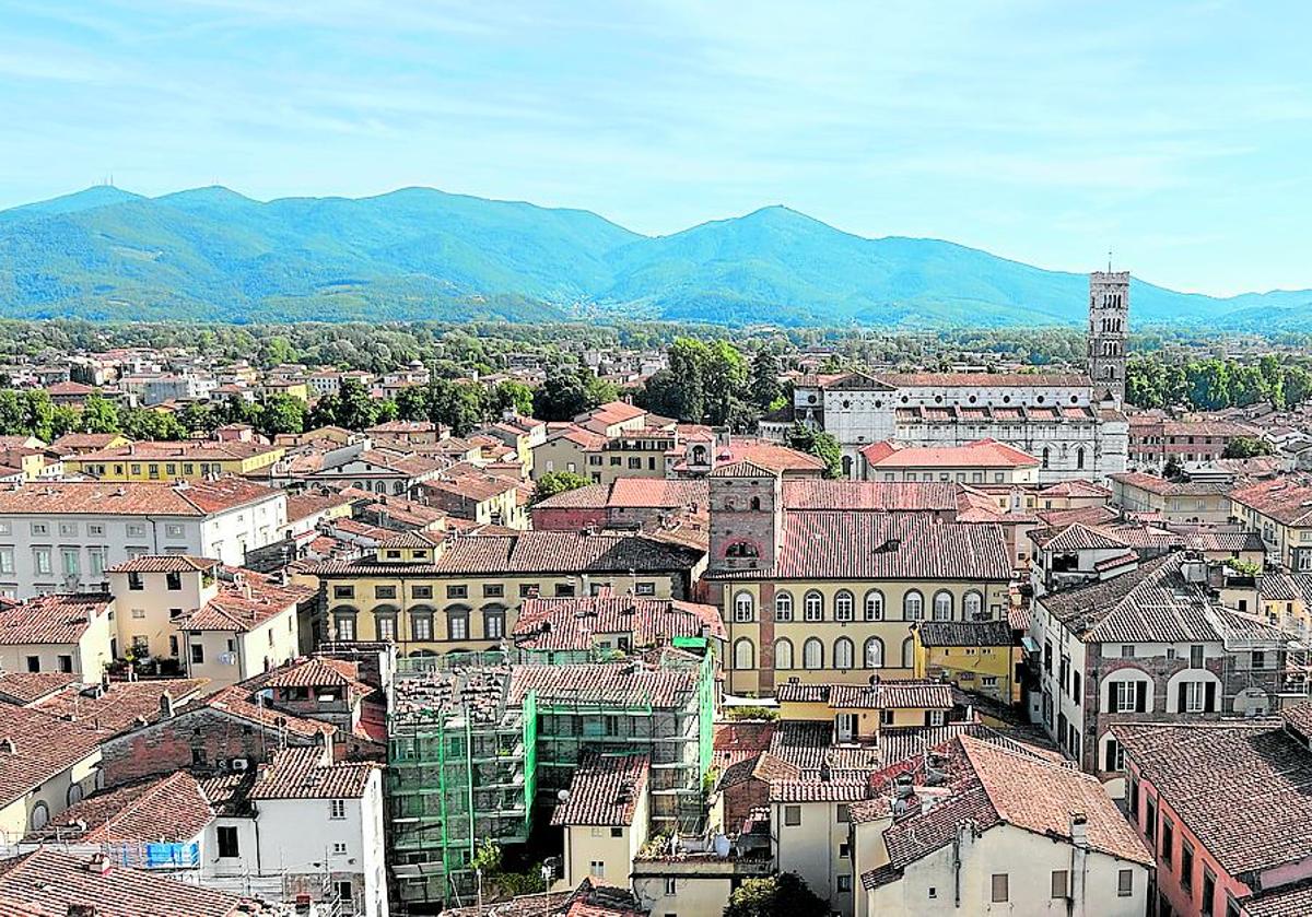Imagen principal - Panorámica de la ciudad de Lucca. | Camino de cipreses. | Calles de Lucca.