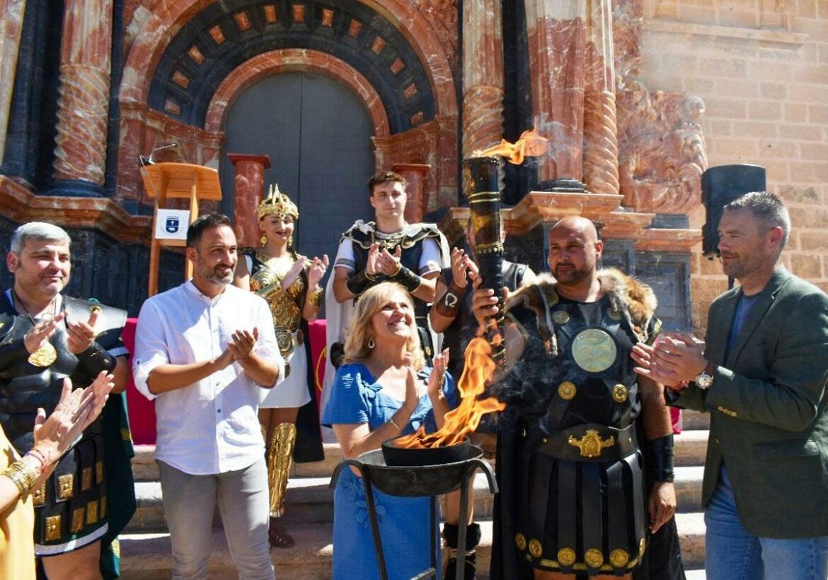 Los festeros prenden la mecha del Fuego Sagrado en Caravaca