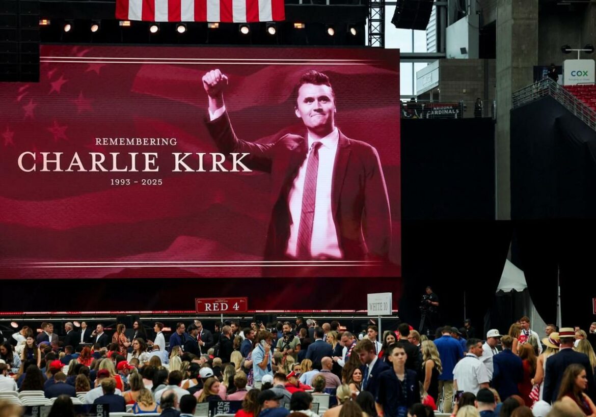 Una multitud de 100.000 personas despide a Charlie Kirk en su funeral en Arizona
