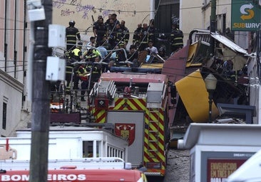 Ascienden a 16 los muertos por el descarrilamiento del funicular de La Gloria en Lisboa: «Sólo pudimos echar a correr»