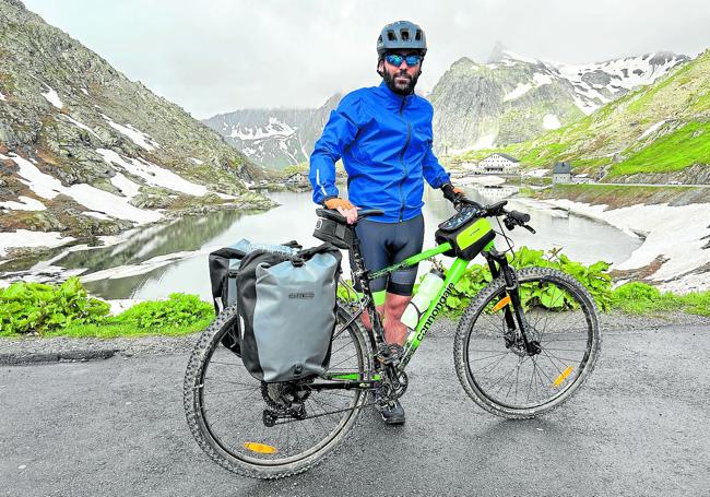 El autor en el lago Júpiter, el paso de montaña del Gran San Bernardo.