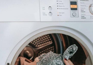 Tu ropa huele mal al sacarla de la lavadora: estos son los errores más comunes y cómo solucionarlos