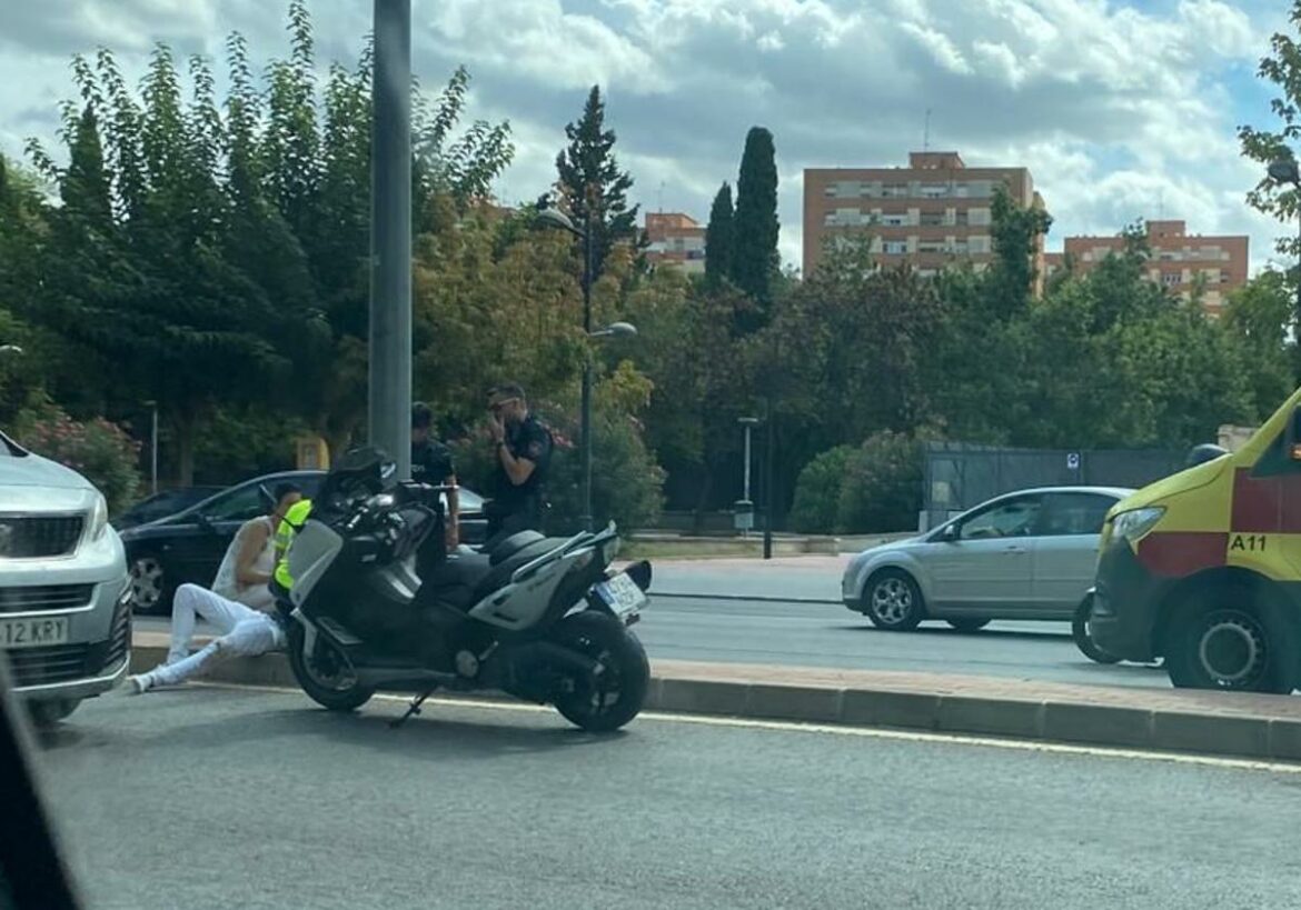 Un motorista herido al colisionar con un coche en el centro de Murcia