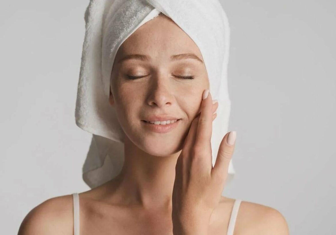 Una experta en medicina estética recomienda no tardar a la hora de limpiar estos objetos: «Tu piel lo nota, aunque tú no lo veas»