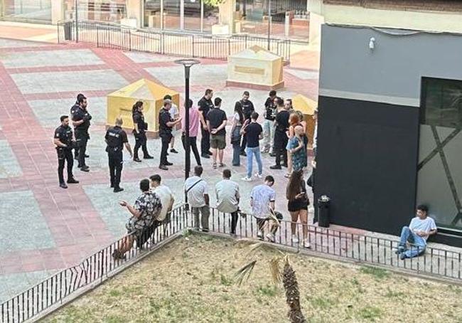 Intervención policial entre la clientela, captada por vecinos.