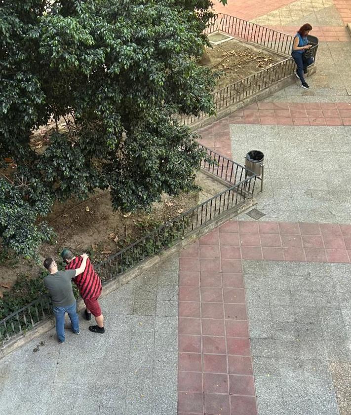 Imagen secundaria 2 - Los residentes denuncian consumo de drogas a plena luz del día.