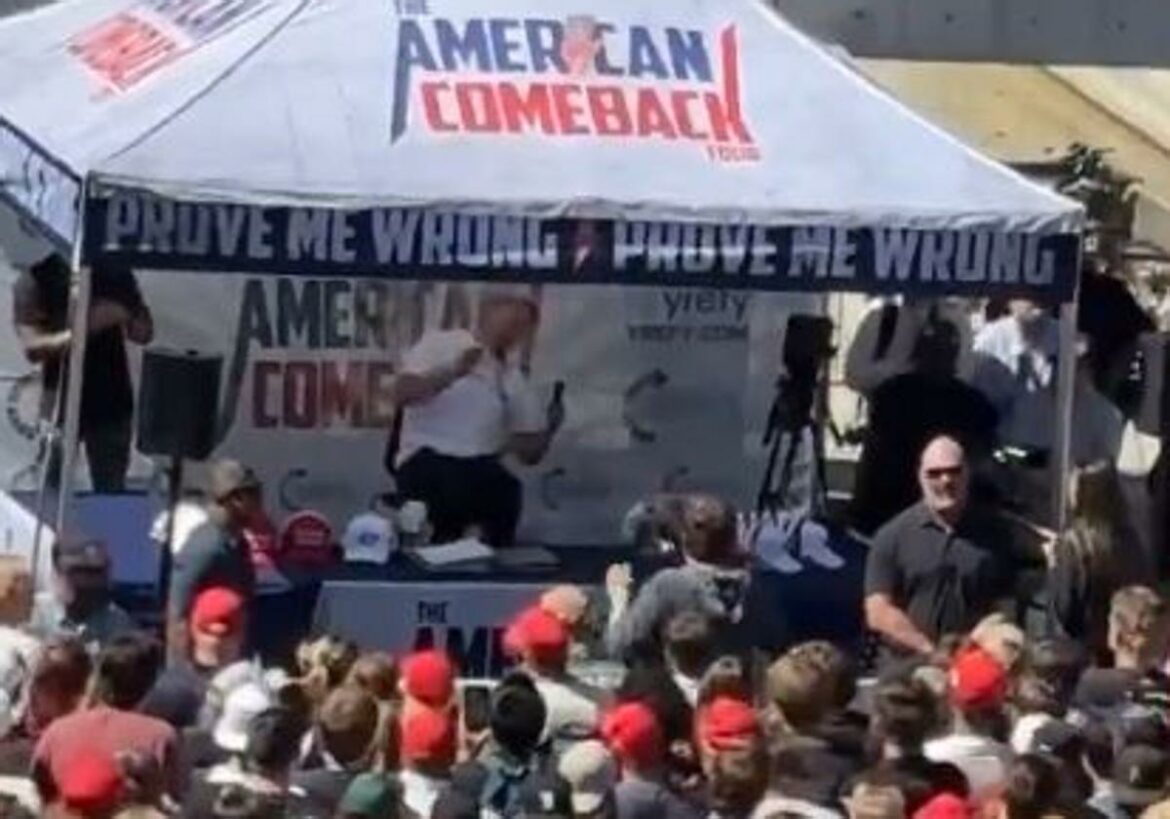 Matan a un líder juvenil aliado de Trump de un tiro en el cuello durante una charla