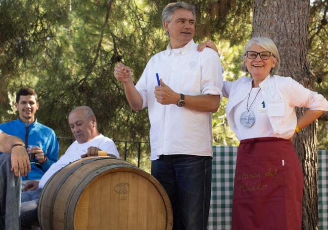 Salvador Martínez y Juani de Maya durante una cata de '19 añadas'.