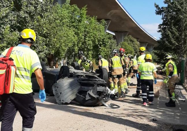 Muere una mujer al colisionar dos coches y caer uno desde el viaducto de la autovía A-7 en Murcia