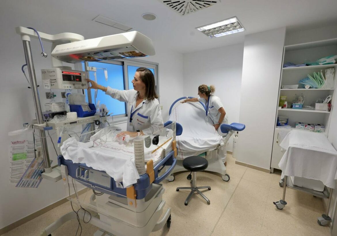 La Arrixaca estrena un paritorio en Urgencias del Maternal para cuando el alumbramiento se precipita: «A veces hay que correr»