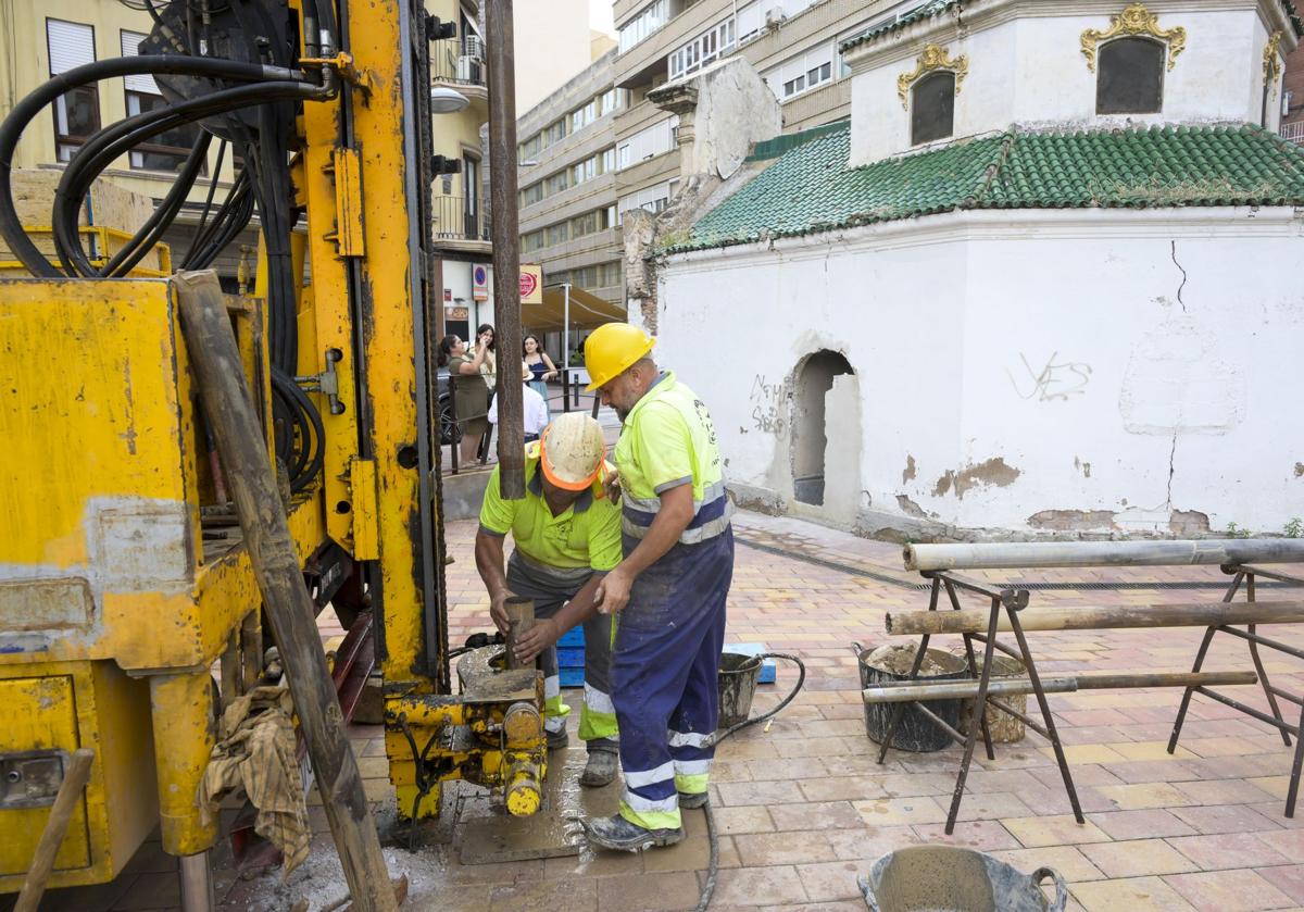 Imagen principal - La recuperación de la Ermita del Salitre en Murcia contempla rebajar el nivel de la calle para devolverle su altura original