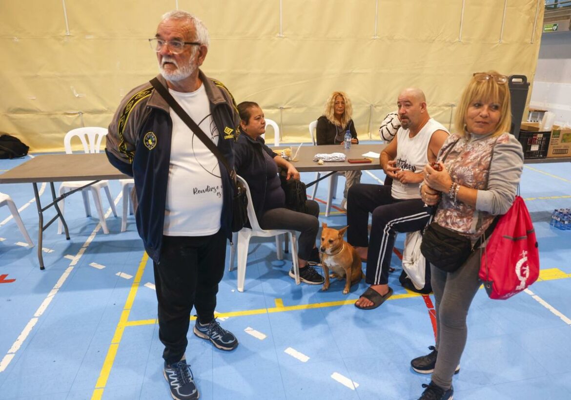 El pabellón Cabezo Beaza de Cartagena se llena de desalojados: «El agua ya entraba por el dormitorio»